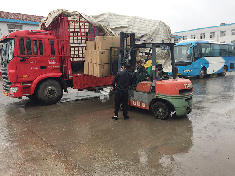 青島除塵器生產廠家最新濾筒式除塵器設備發貨